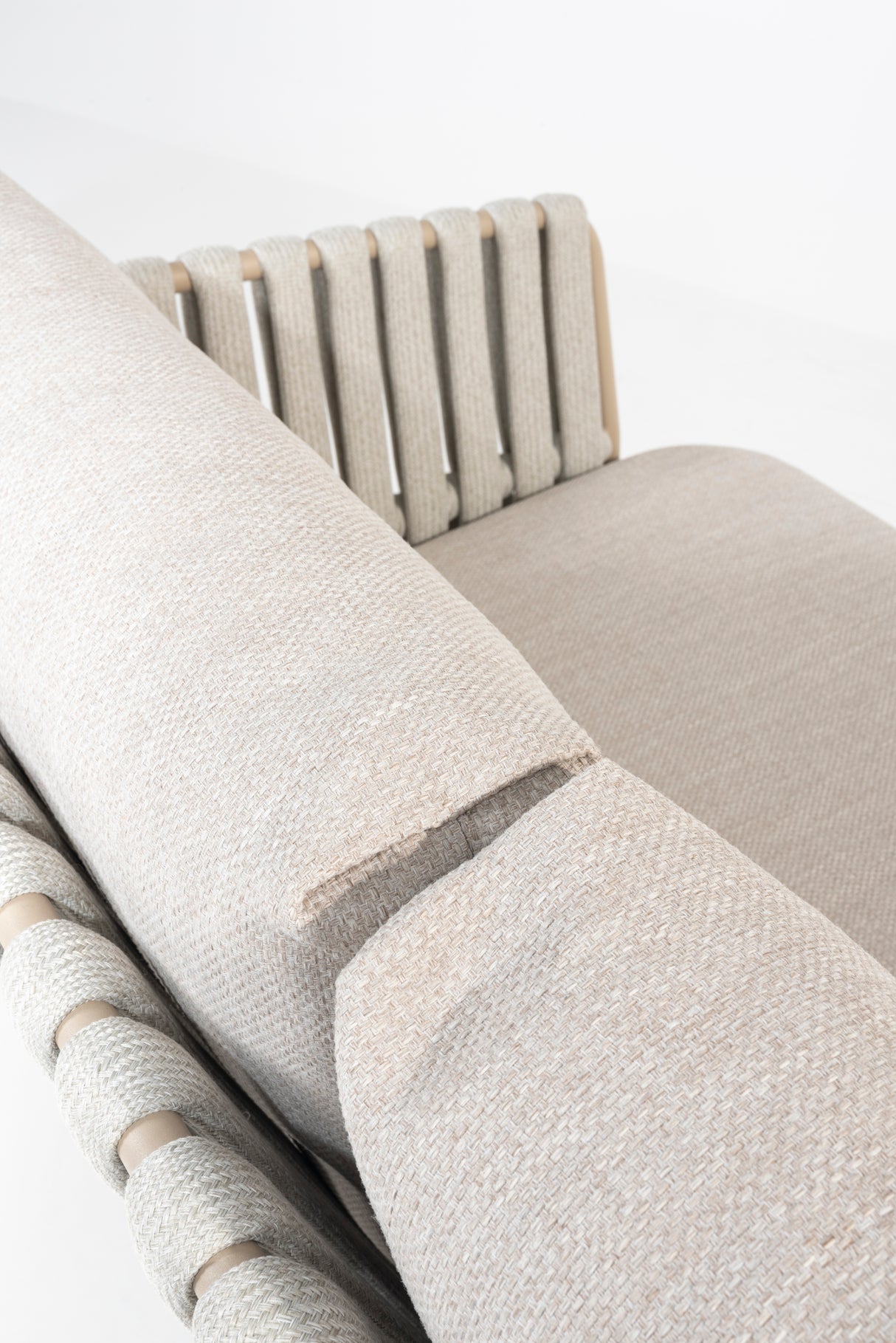 4 Seasons Outdoor Eva lounge set with metal frame, includes two Monroe coffee tables and a gentle support table.