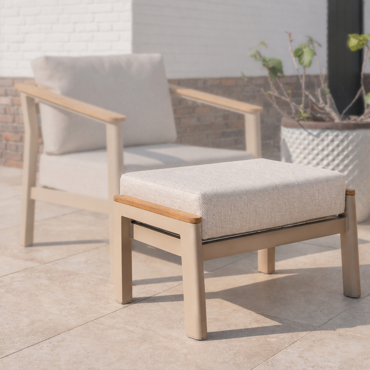 4 Seasons Outdoor Olivia footstool with cushions