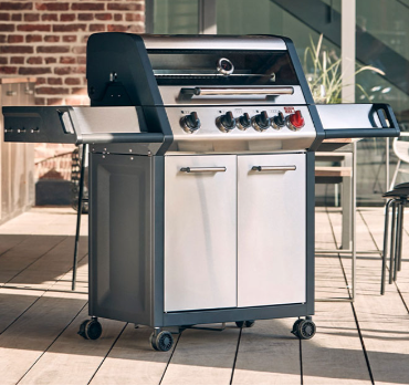 Enders Monroe Pro 4 SIK Turbo BBQ with cover, stainless steel grill, multiple burners, and side shelves for outdoor cooking.