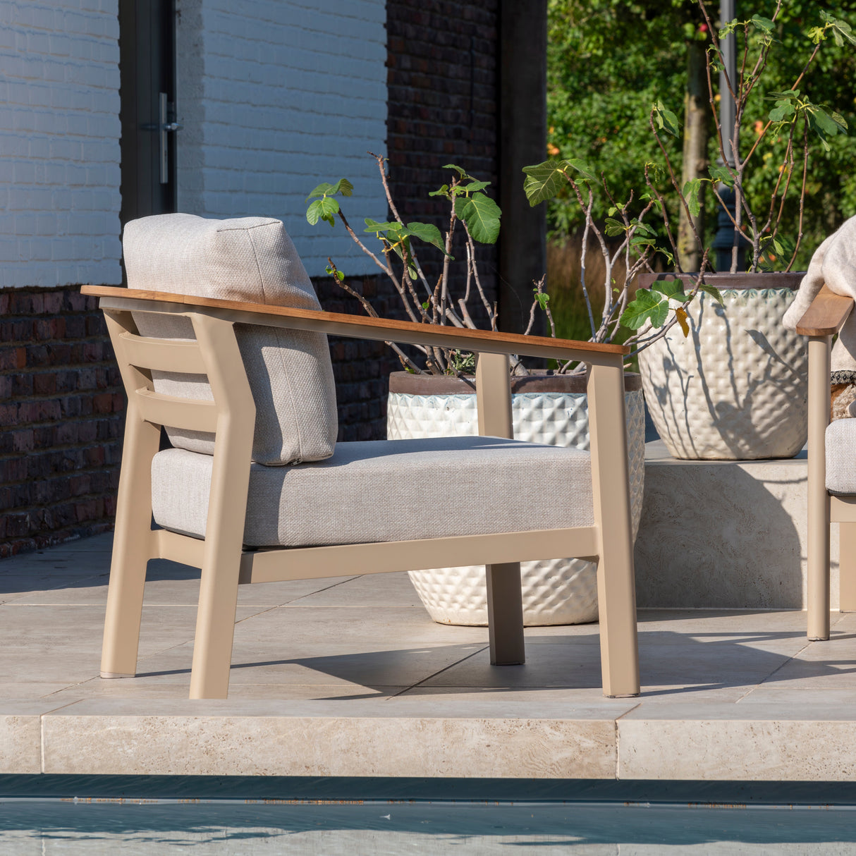 4 Seasons Outdoor Olivia lounge set with metal frame, including Vic coffee table and footstool, outdoor furniture for relaxing.