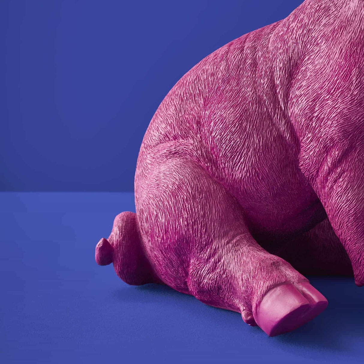 Werner Vob WERNS Piggy Pig magenta table lamp with quirky pig design, indoor decorative lighting for home.