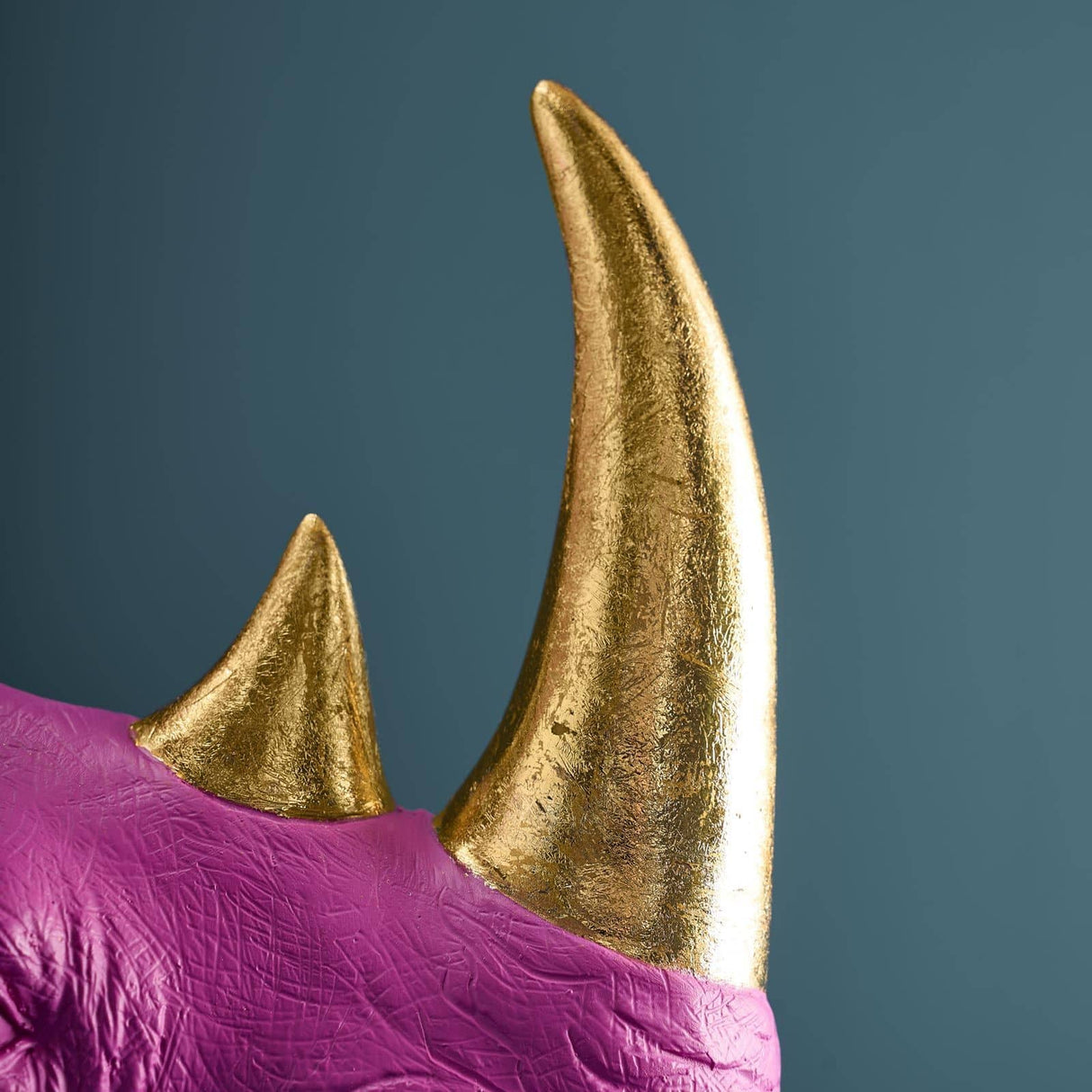 Set of two WERNS® rhinoceros bookends in magenta and gold by Werner Vob, decorative indoor ornaments for books or shelves.