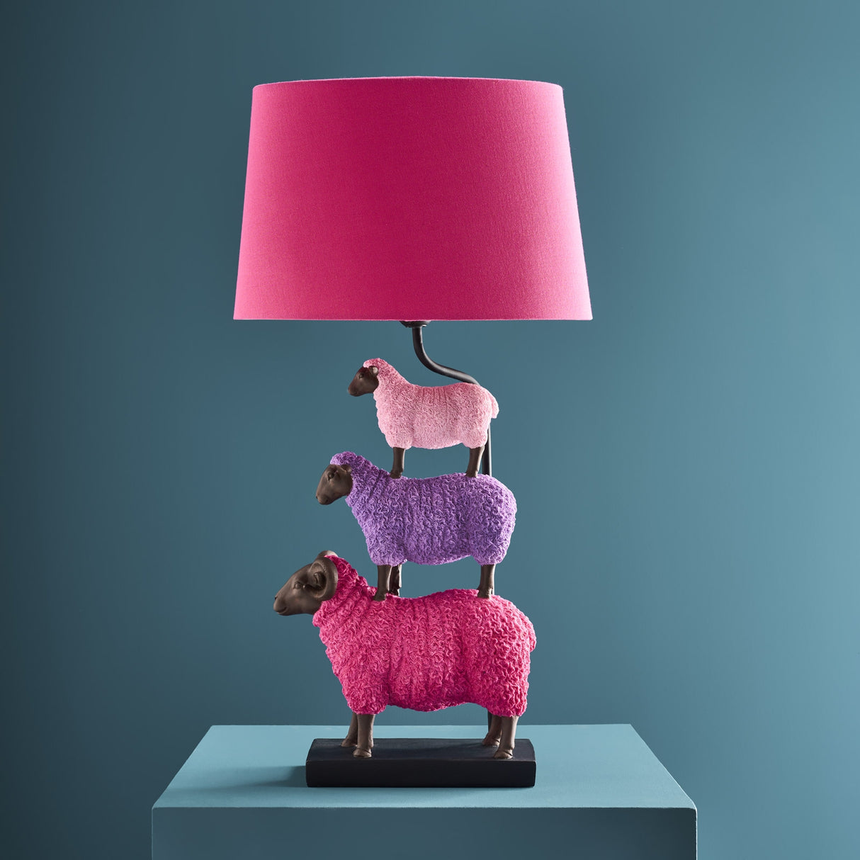Colorful pink sheep-shaped table lamp by WERNS® in polyresin, ideal for luxury home indoor lighting decor.